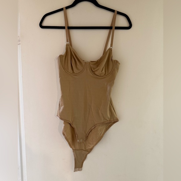 Hanro Bodysuit with Adjustable Straps - Picture 1 of 4